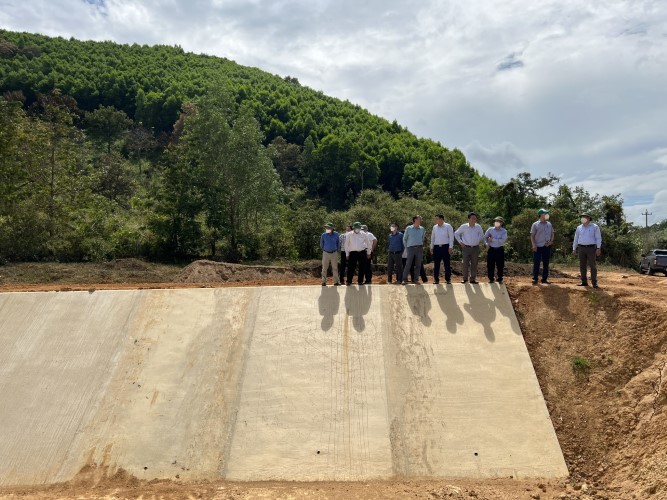 Đoàn công tác của Bộ NN&PTNT thăm, kiểm tra Dự án hồ chứa nước Krông Pách thượng.