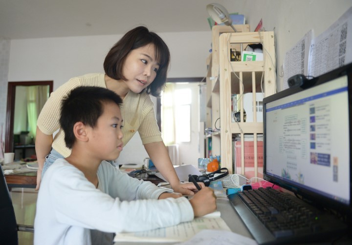 Nhiều phụ huynh Trung Quốc không thể quản lý con học tại nhà do bận đi làm.