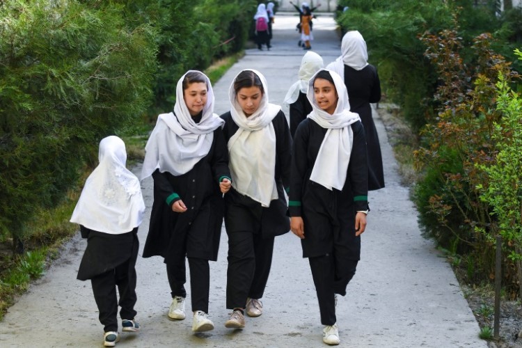 Nữ sinh Afghanistan trở lại trường vào sáng 23/3.
