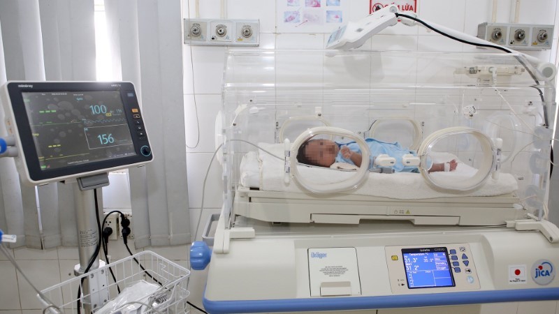 Sau một thời gian phẫu thuật, bé sơ sinh bị dị dạng mạch máu não hiếm gặp đã thở được khí trời, bú mẹ tốt và được xuất viện.