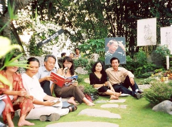 Gia đình và những người yêu nhạc Trịnh bên mộ Trịnh Công Sơn.
