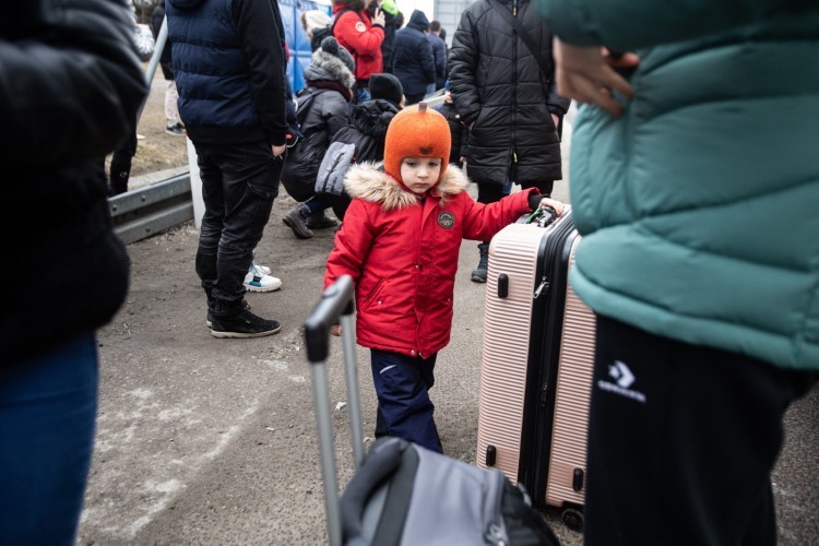 Trẻ em Ukraine theo gia đình sơ tán đến Ba Lan.