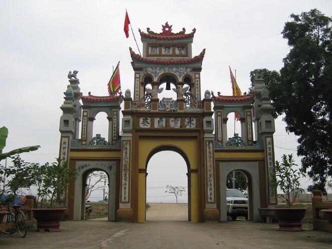 Đền Vực Vông (Khu di tích cố đô Hoa Lư) - Trường Yên, Hoa Lư (Ninh Bình) thờ bà Nguyễn Thị Niên. 
