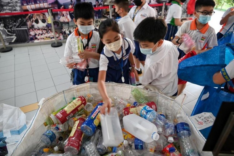Học sinh Trường Tiểu học số 1 Tee Moh học cách phân loại rác tái chế.