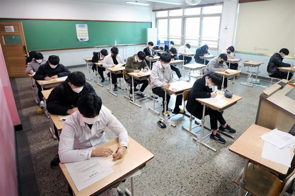Một trường phổ thông Hàn Quốc tổ chức thi giữa kỳ vào ngày 24/3.