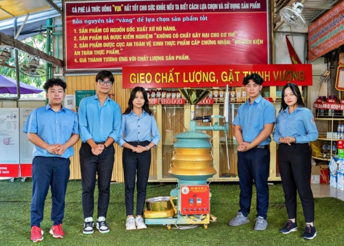 Nhóm học sinh Trường THPT chuyên Hùng Vương với dự án “SCF - Máy hấp cà phê”.