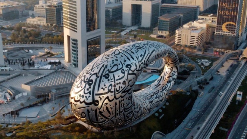 Bảo tàng Tương lai nhìn từ bên ngoài ở Dubai.
