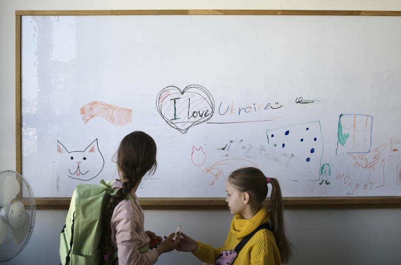 Hai trẻ em tị nạn từ Ukraine chuẩn bị bắt đầu các lớp học ở Berlin (Đức) vào ngày 21/3. 