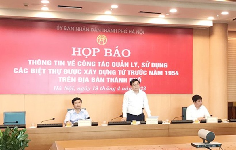 Chánh Văn phòng UBND thành phố Hà Nội Trương Việt Dũng thông tin tại buổi họp báo.