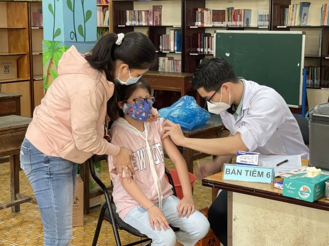 Học sinh khối 5 tiêm vắc-xin ngừa Covid-19 tại Trường Tiểu học Phú Thọ.