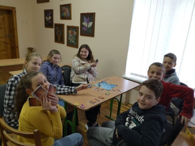 Học sinh trong lớp của cô Kuryliuk tập trung tại thư viện và cùng nhau chơi trò chơi.