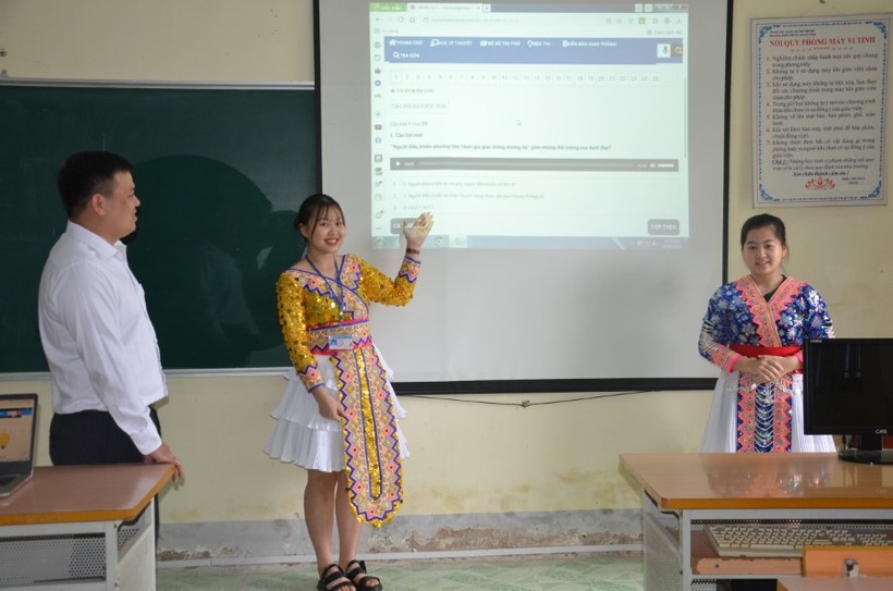Nhóm thuyết minh Dự án hocbanglaixemay.com dành cho người dân tộc Mông chưa sử dụng được tiếng Việt".