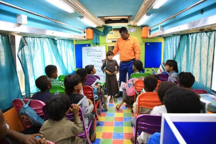 Lớp học dành cho trẻ tị nạn được tổ chức trong Xe bus Edris.