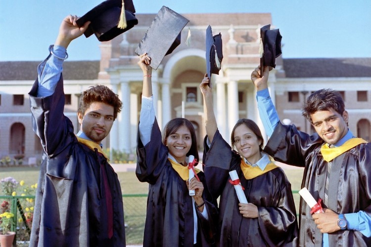 Sinh viên Ấn Độ có thể học bằng kép từ năm 2022 - 2023.