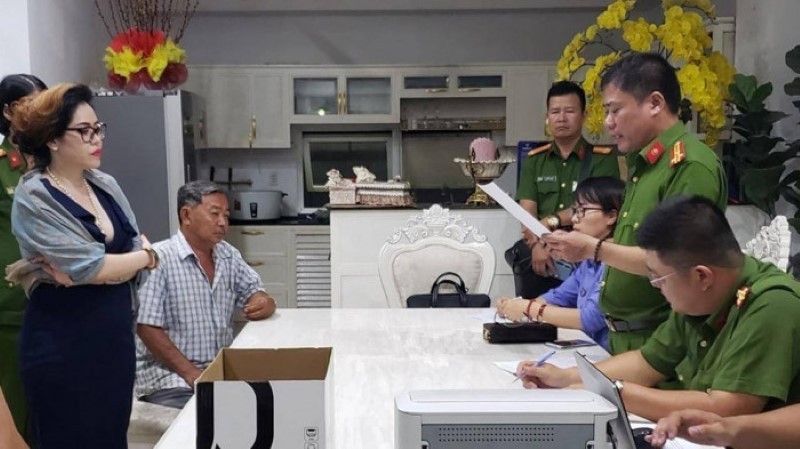 Công an đọc lệnh bắt giam bà Tuyết Nhung tại nhà. Ảnh: CACC