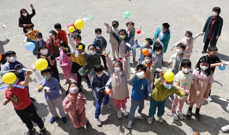 Trẻ em Hàn Quốc vui mừng trở lại trường học.