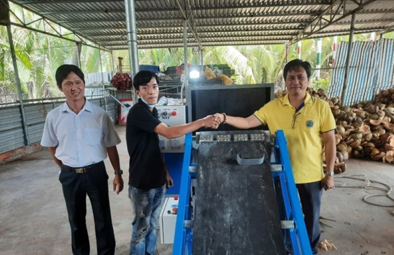 Nhóm nghiên cứu bàn giao máy tách vỏ dừa cho doanh nghiệp tại xã Châu Bình, huyện Giồng Trôm, tỉnh Bến Tre.