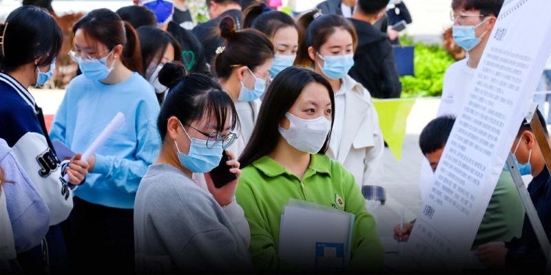 Sinh viên Trung Quốc tham gia hội chợ việc làm trực tiếp khi chưa có dịch.