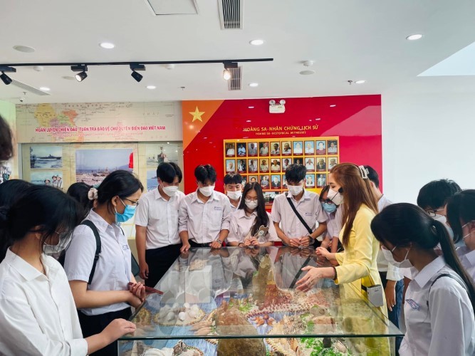 Học sinh Trường THPT Võ Chí Công (Đà Nẵng) với giờ học Lịch sử tại Nhà trưng bày Hoàng Sa.