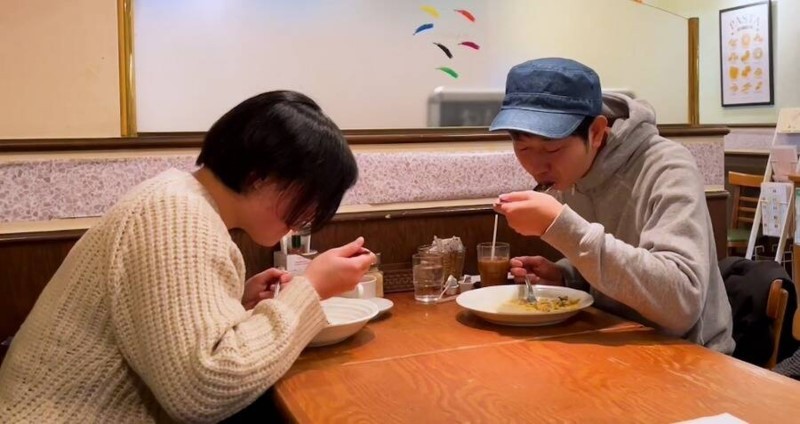 Shoji Morimoto đang làm "nhiệm vụ ăn" và nghe khách hàng chia sẻ.