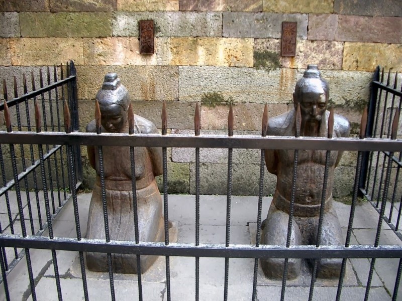 Tượng Tần Cối và Vương Thị quỳ trước Nhạc Miếu ở Hàng Châu, hai tượng này dùng để người Trung Quốc đến thăm và phỉ báng tội trạng của hai người.