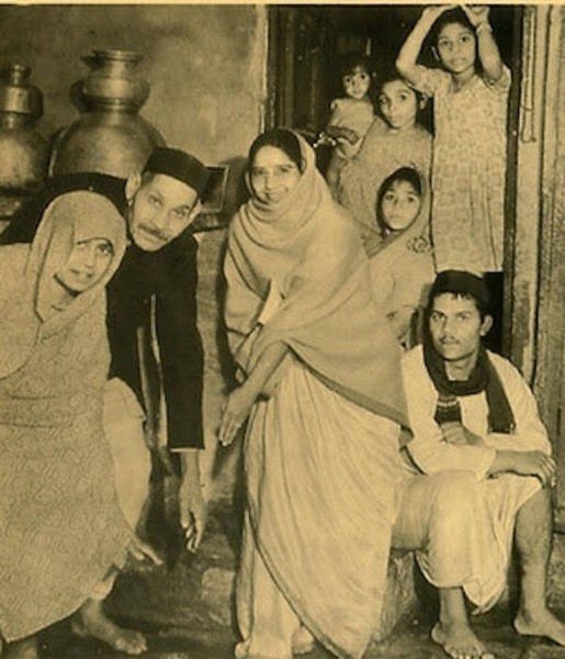 Shanti Devi (thứ 3 từ trái sang) cùng gia đình trong thực tại. 