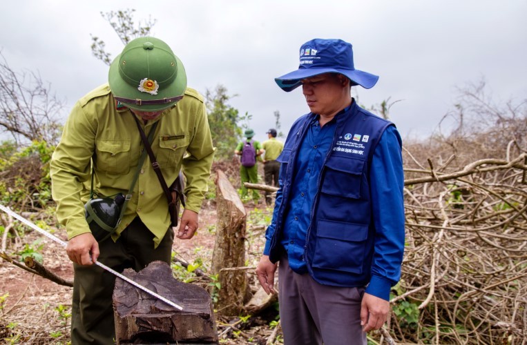 Các cơ quan chức năng của huyện Đakrông vào hiện trường kiểm tra vụ phá rừng vào ngày 21/4.