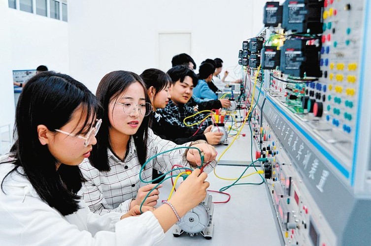 Học sinh một trường dạy nghề tại thành phố Hàm Đan, tỉnh Hà Bắc, Trung Quốc.