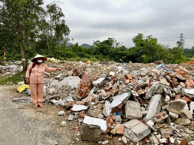 Đống rác thải xây dựng rộng hàng trăm mét vuông tại tuyến đường Hồ Đắc Di, TP Huế.