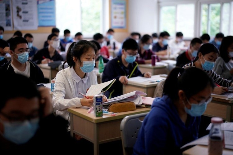 Học sinh Thượng Hải học trực tiếp trước khi dịch bùng phát.