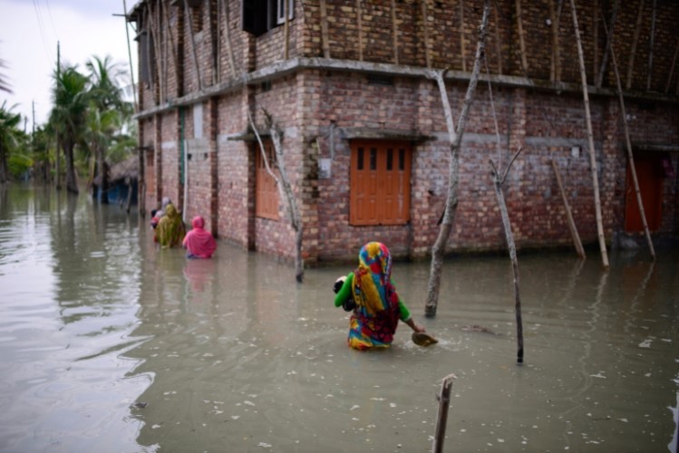 Những căn nhà của người dân Bangladesh chìm trong biển lũ.