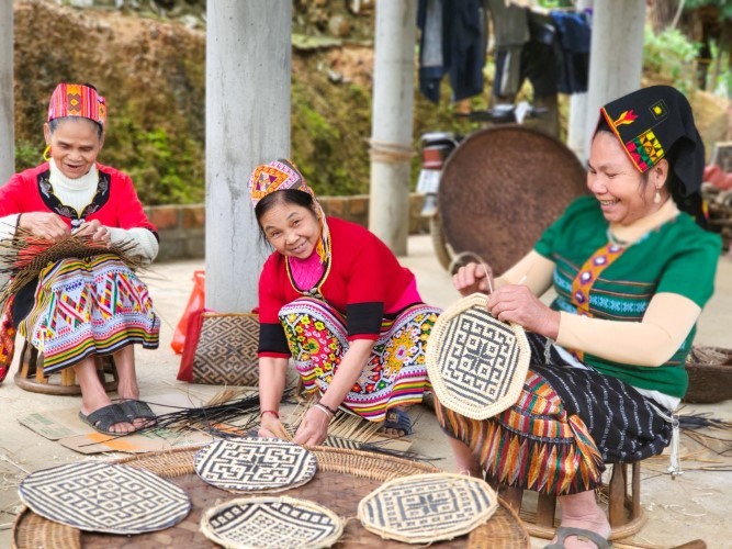Hợp tác xã mây tre đan bản Diềm (xã Châu Khê, huyện Con Cuông, Nghệ An) tạo sinh kế cho bà con dân tộc.