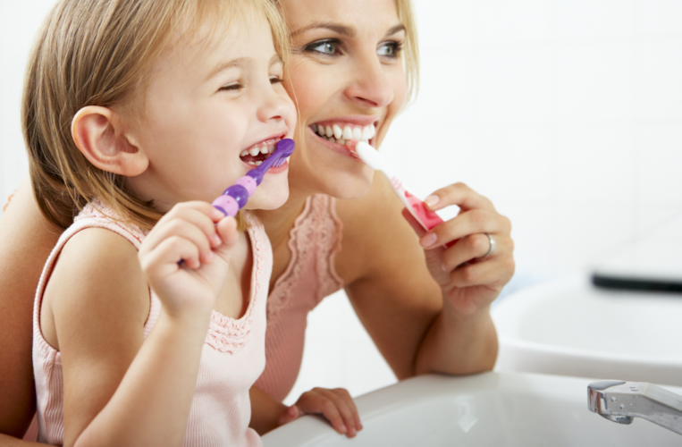 Trẻ có thể dùng kem đánh răng chứa fluor để ngừa sâu răng.