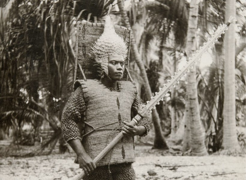  Đàn ông Kiribati trong bộ giáp "cây nhà, cá biển" hoàn chỉnh. 