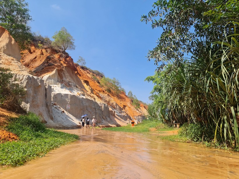 Cái tên suối Hồng xuất phát từ cấu tạo địa chất nơi đây có màu cát đỏ hồng đặc trưng tạo nên dòng nước ngả hồng... Đây là dòng suối có màu sắc “độc nhất vô nhị” tại Việt Nam. 