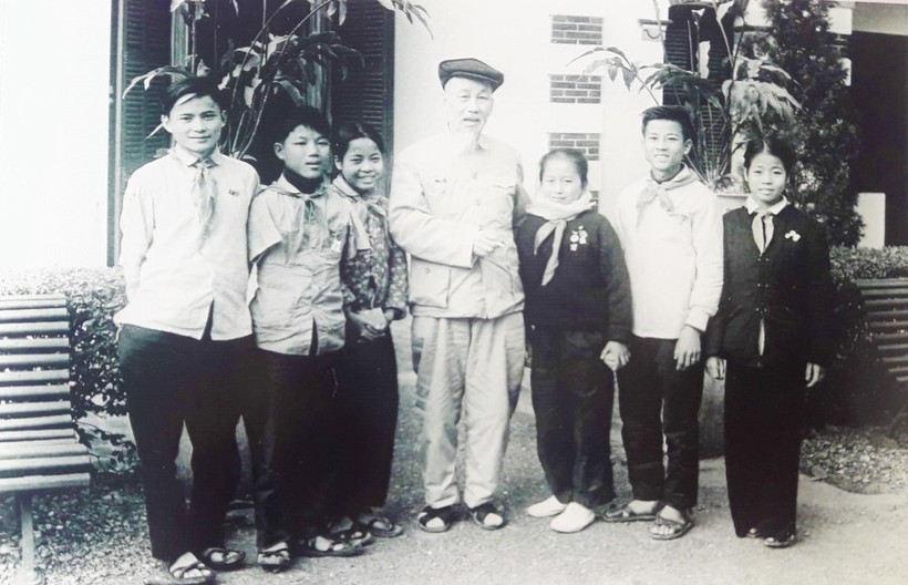 Ông Thỉ (phía ngoài cùng bên trái) cùng 5 thiếu nhi chụp hình kỷ niệm cùng Bác Hồ trong chuyến ra Hà Nội dự Đại hội anh hùng, chiến sĩ thi đua toàn quốc.