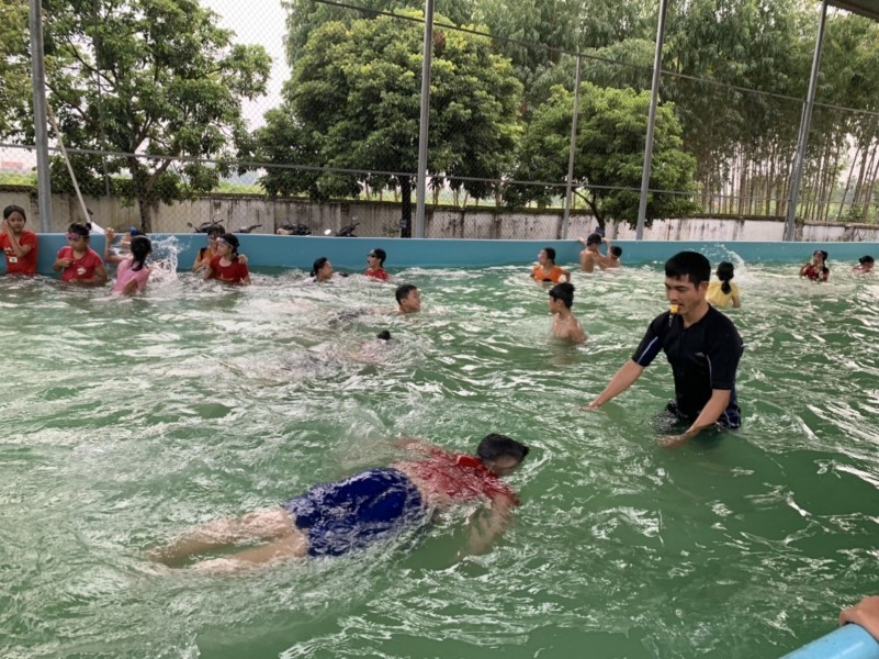 Dạy bơi cho học sinh trên địa bàn huyện Lục Nam (Bắc Giang).
