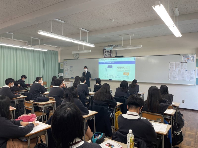 Một tiết học tài chính tại Trường Trung học Yokosuka Gakuin, tỉnh Kanagawa, Nhật Bản.