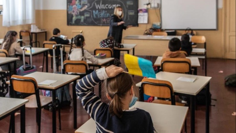 Trẻ tị nạn Ukraine đăng ký học tại Ba Lan.