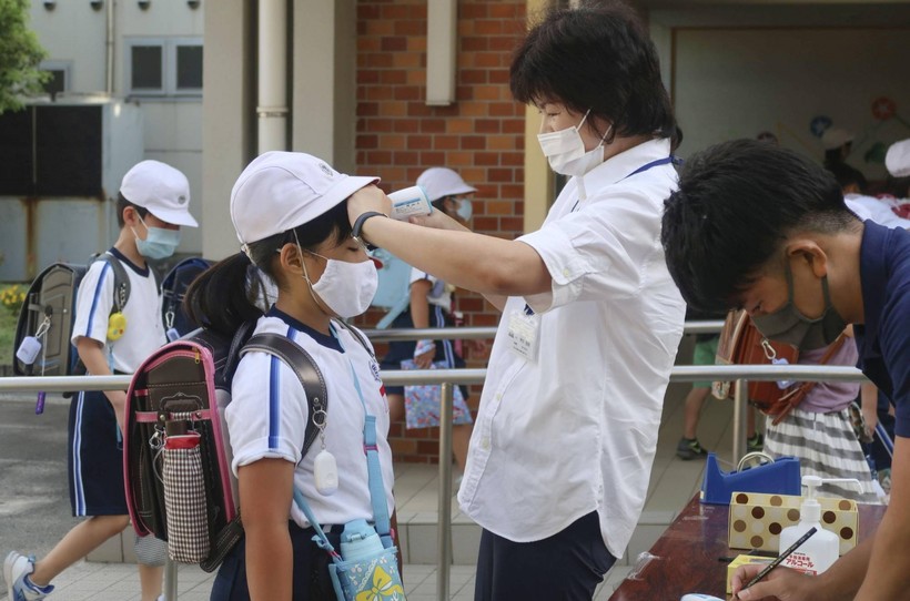 Học sinh Nhật Bản có thể tháo khẩu trang để hạn chế say nắng.