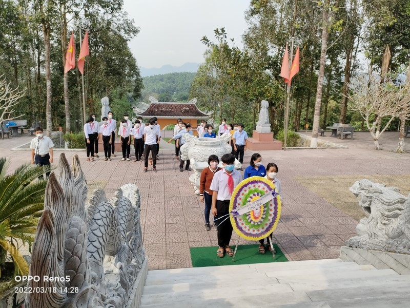 Học sinh Trường THCS Nguyễn Huệ dâng hoa viếng các anh hùng liệt sĩ.
