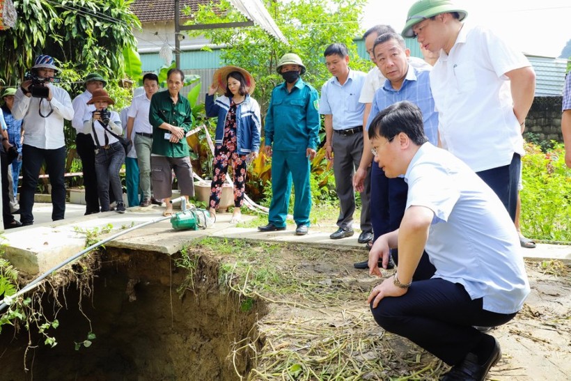 Chủ tịch UBND tỉnh Nghệ An Nguyễn Đức Trung kiểm tra tình trạng sụt lún tại xã Châu Hồng.