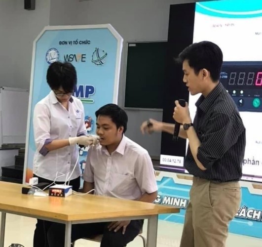 BS Nguyễn Thế Phương thử nghiệm máy đo lực cắn.