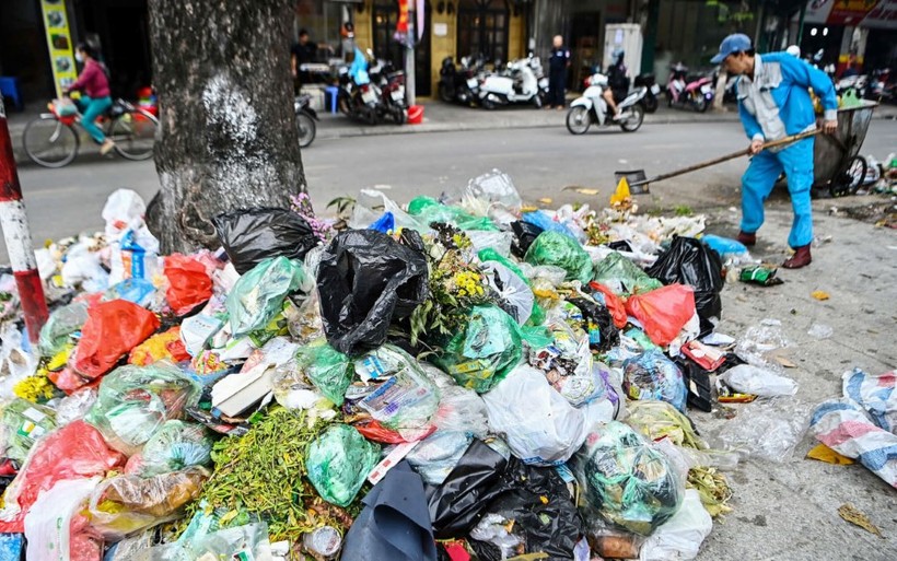 Phần lớn việc thu gom rác thải vẫn tiến hành theo hình thức thủ công.