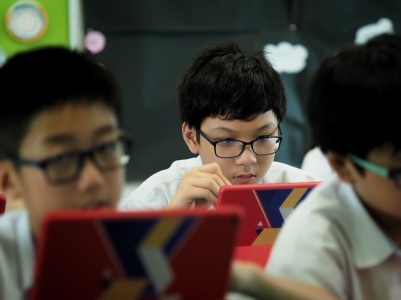 Học sinh Singapore tiếp cận các phần mềm học tập trực tuyến.