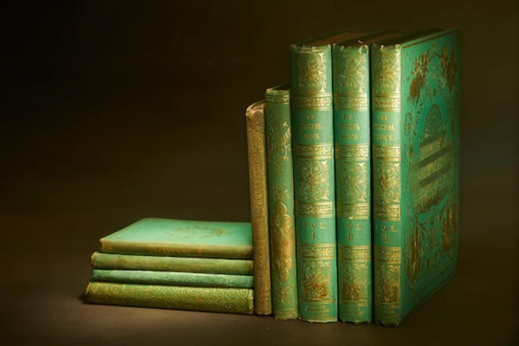 Những quyển sách ra đời vào thế kỷ 19, bìa có thể gây độc hại.