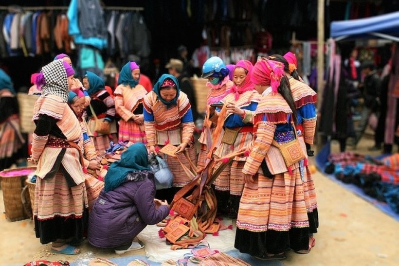 Phụ nữ Mông Hoa trong trang phục thổ cẩm nổi bật chợ phiên. Ảnh minh họa.