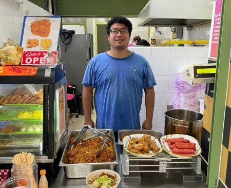 Cyrus Phang mở quầy bán thức ăn trong căng-tin Trường Trung học Deyi, Malaysia.