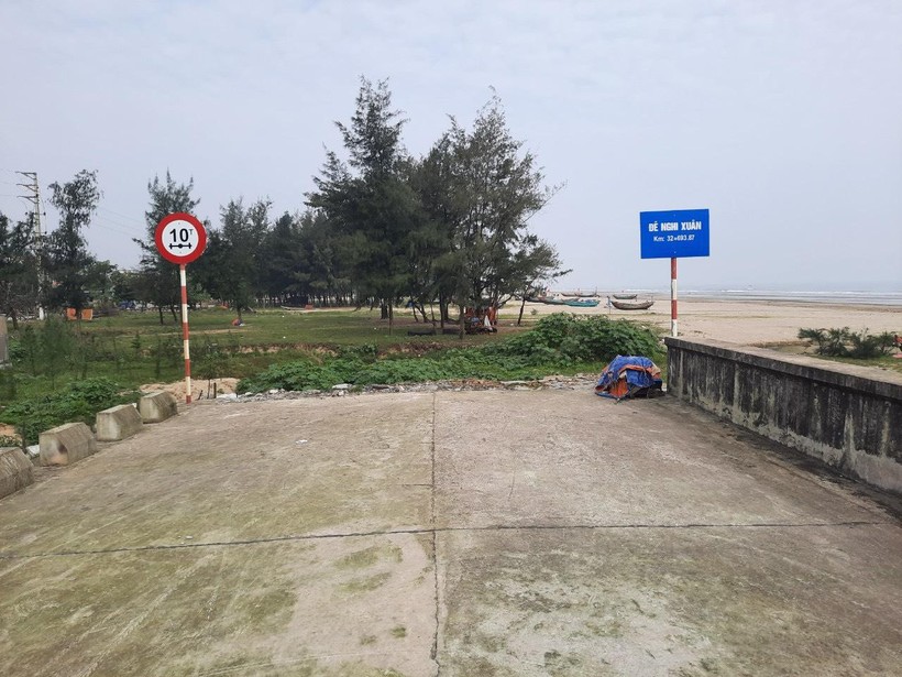 Tuyến đê biển Nghi Xuân bị bỏ dở sau khi hoàn thành giai đoạn 1.