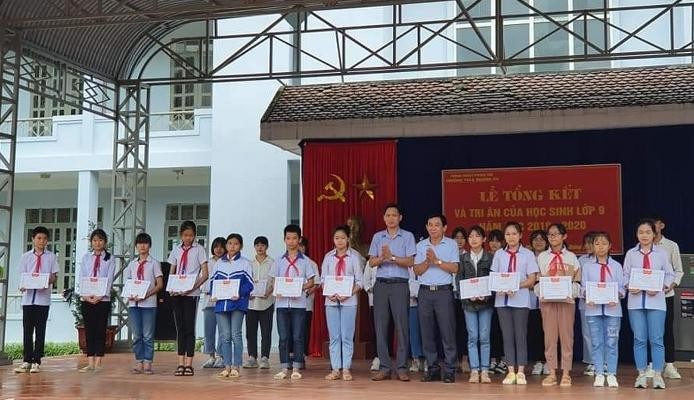  Lãnh đạo xã Mường So, Trường THCS Mường So trao Giấy khen và quà cho học sinh có thành tích cao trong học tập năm 2020.